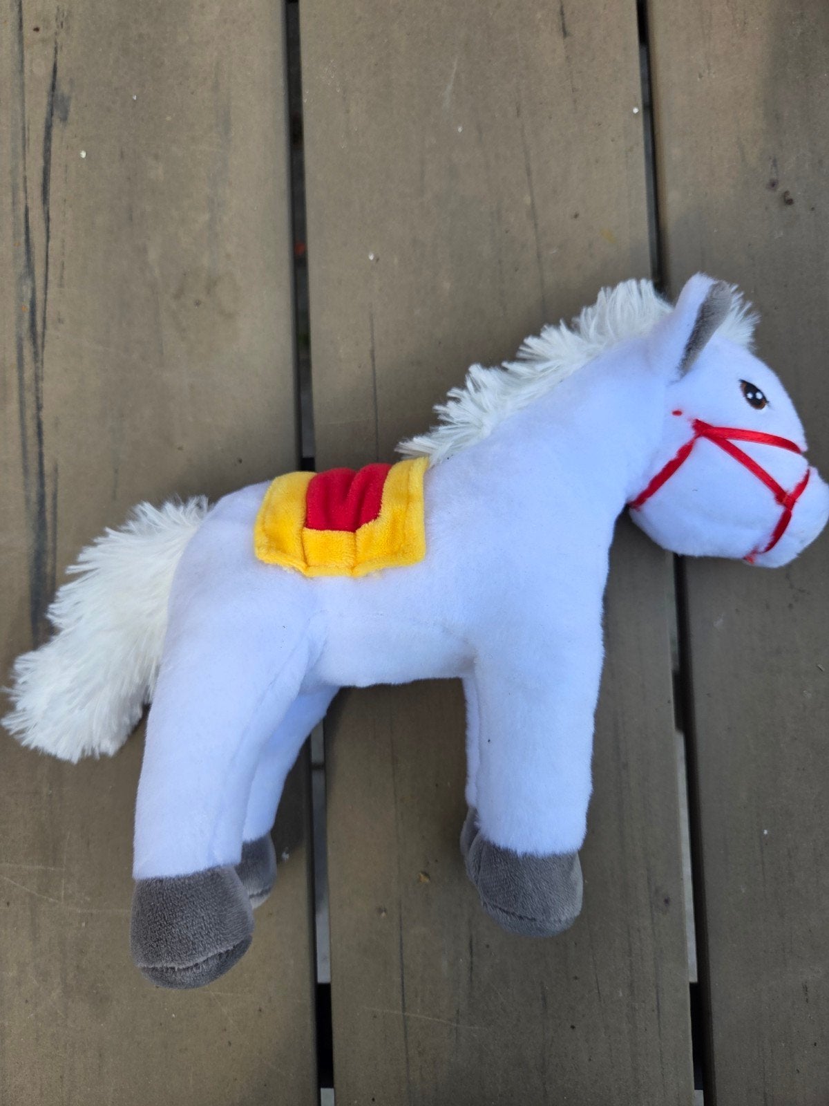 Wit paard knuffel met rood en geel zadel, Ophalen of Verzenden, Zo goed als nieuw