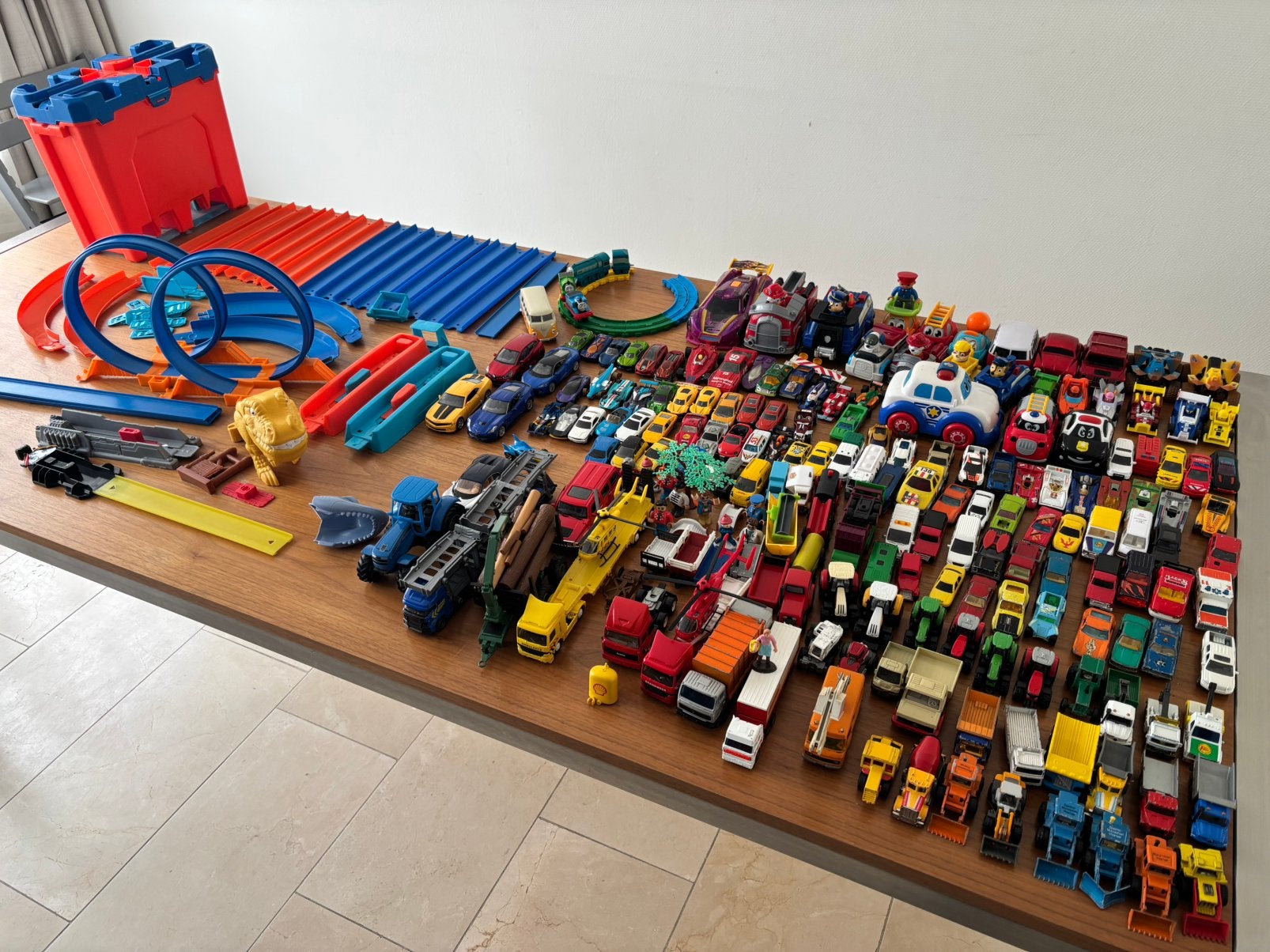 Grote collectie speelgoedauto’s + Hot Wheels racebaan, Ophalen, Zo goed als nieuw