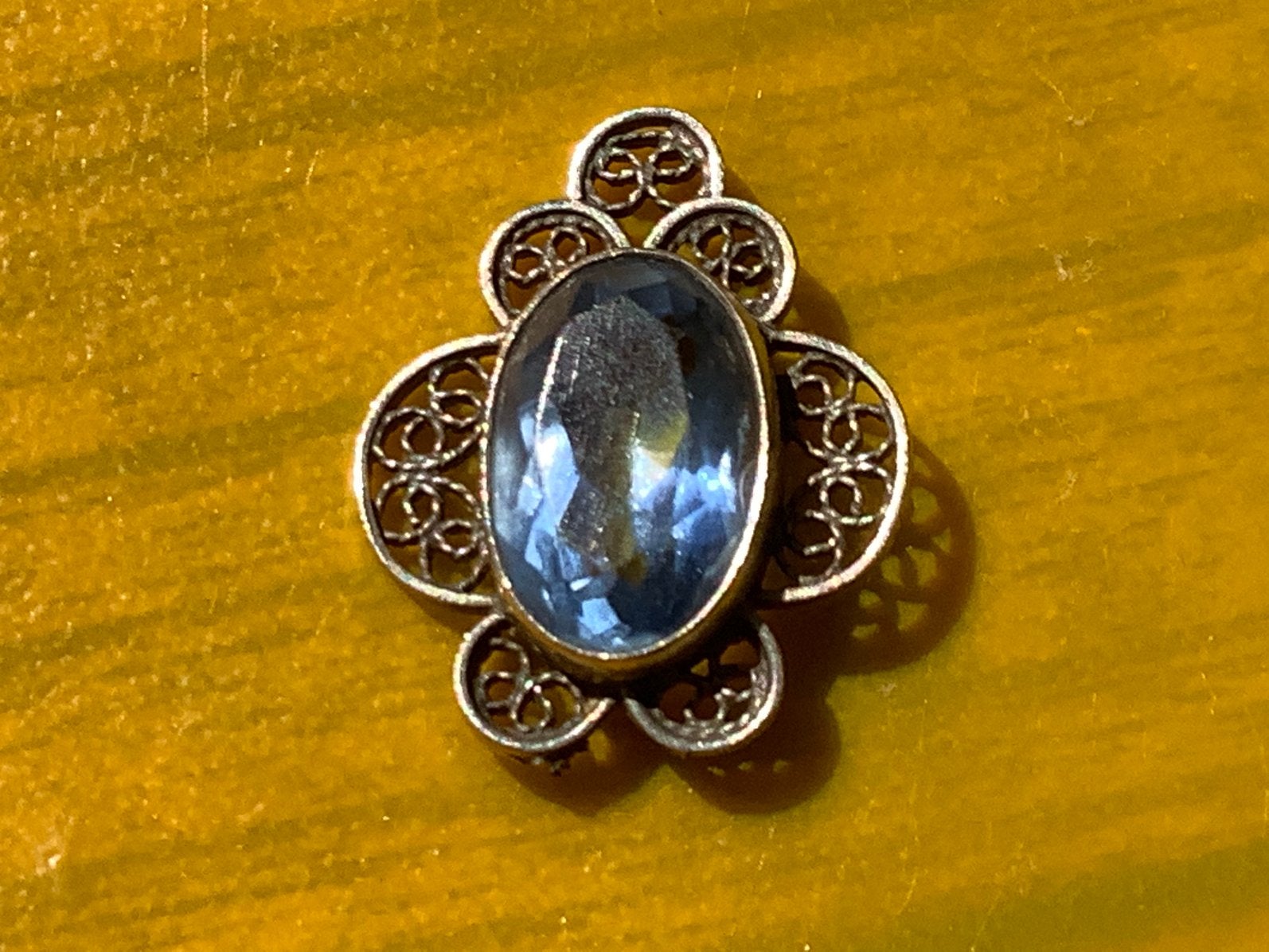 Zilver filigrain sieraad met steentje, Antiek en Kunst, Ophalen of Verzenden