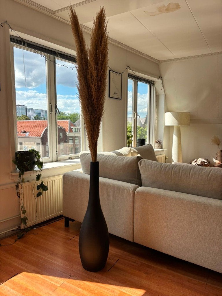 Zwarte decoratieve vloervaas met pampaspluimen woondecoratie, Huis en Inrichting, Ophalen