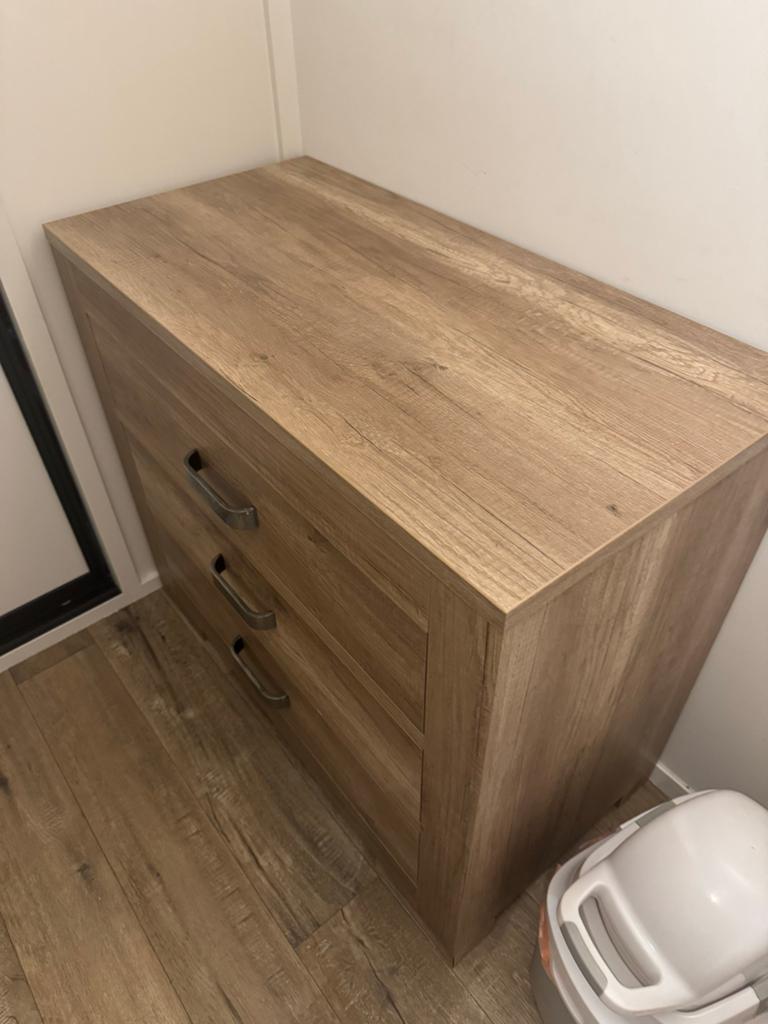 Commode en ledikant Brent Old Wood - Zo goed als nieuw, Huis en Inrichting, Kasten | Dressoirs, Ophalen, Zo goed als nieuw, 25 tot 50 cm