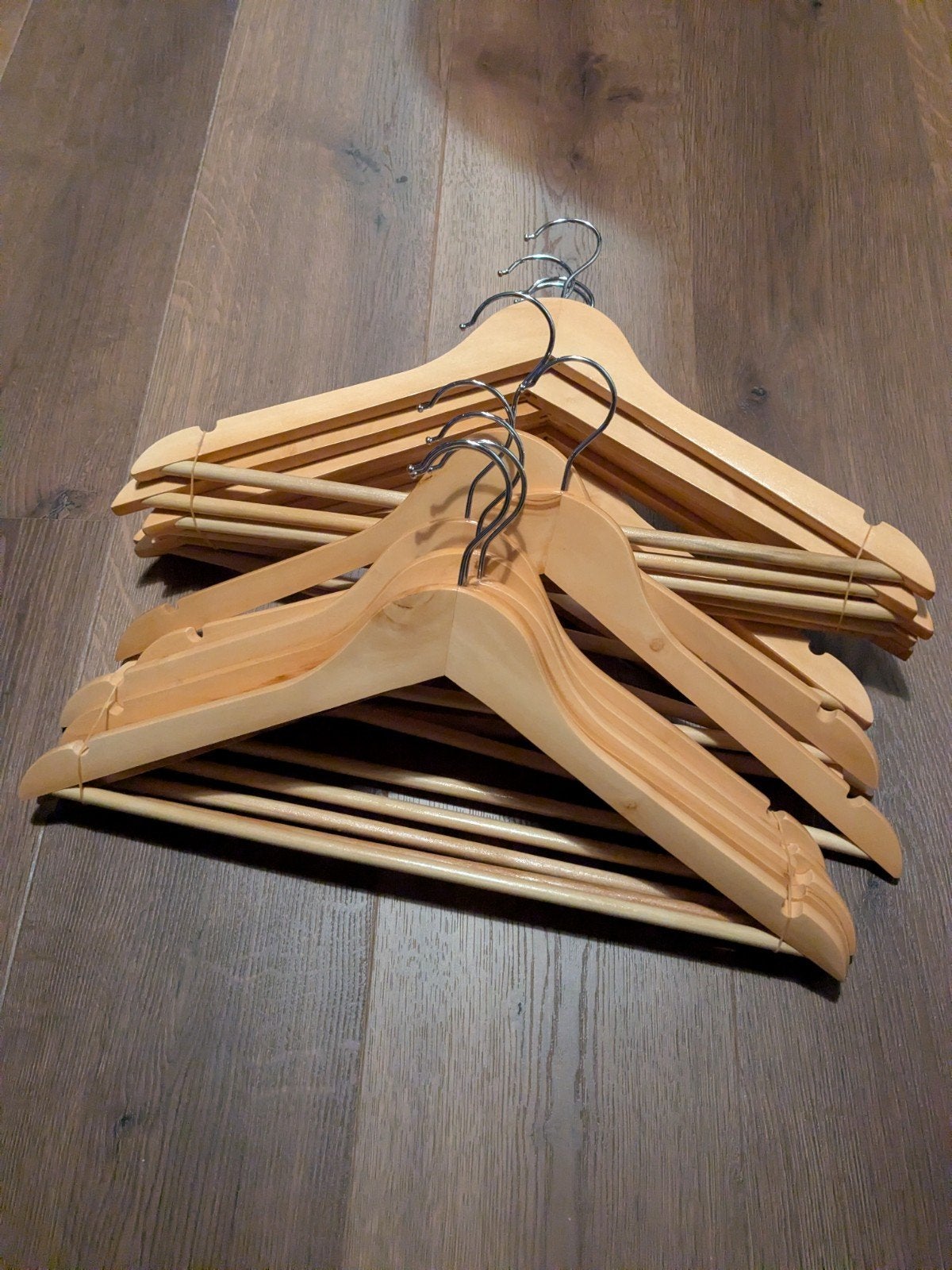 50+ houten kledinghangers, Ophalen, Zo goed als nieuw, Hout