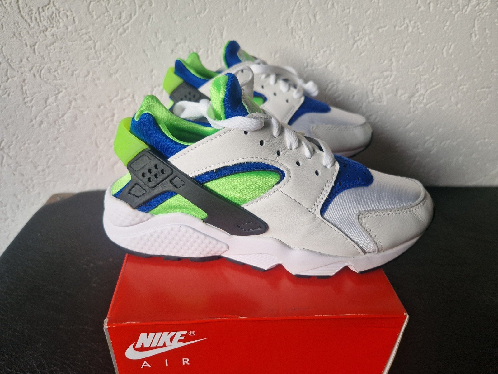 Nieuw paar Nike Air Huarache sneakers maat 37.5, Ophalen of Verzenden