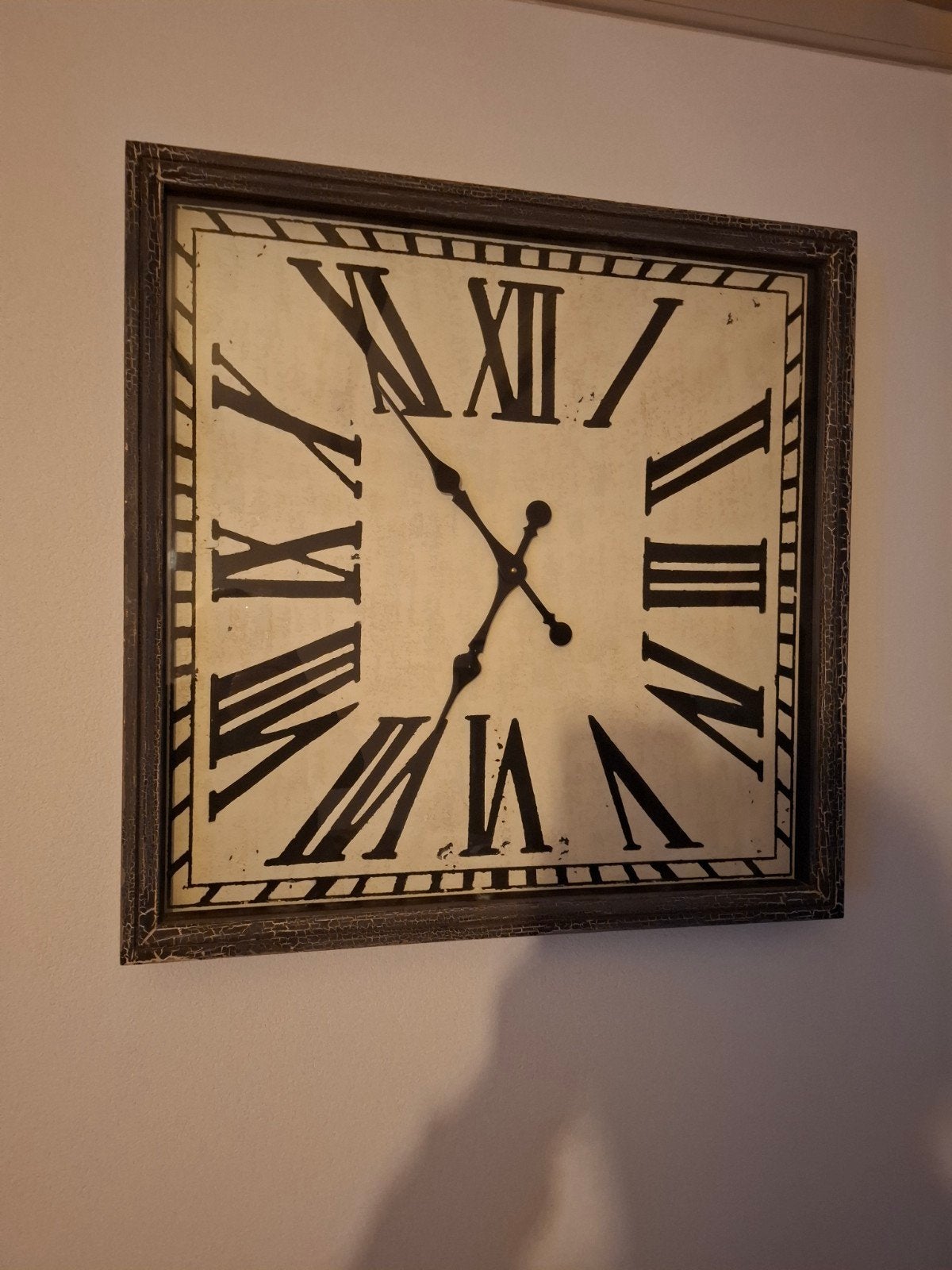 Grote wandklok met Romeinse cijfers en verweerde look, Ophalen