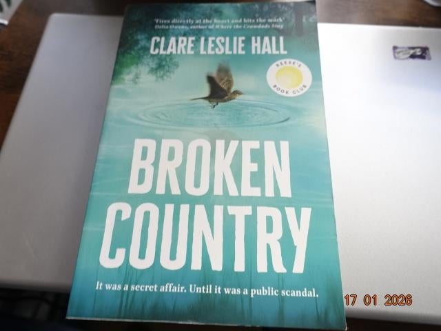 Broken Country......Clare Leslie Hall, Ophalen, Zo goed als nieuw, Non-fictie