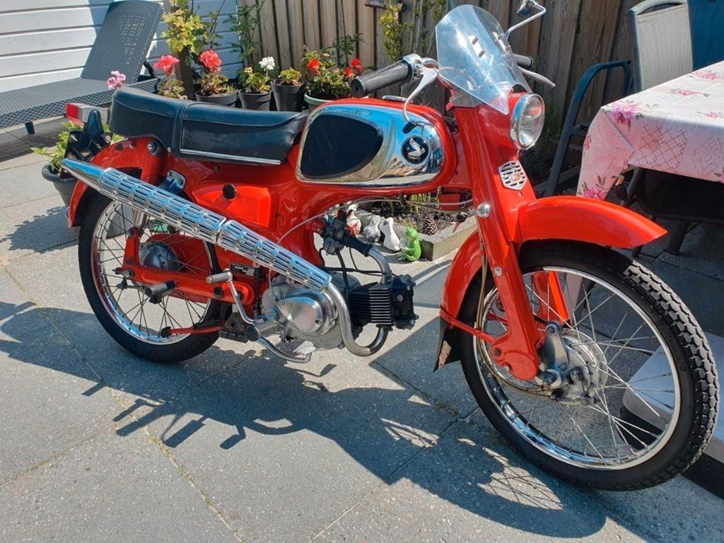 Honda C110 te koop met veel onderdelen en extra motorblok, Maximaal 45 km/u, Ophalen, Overige merken, 4 versnellingen