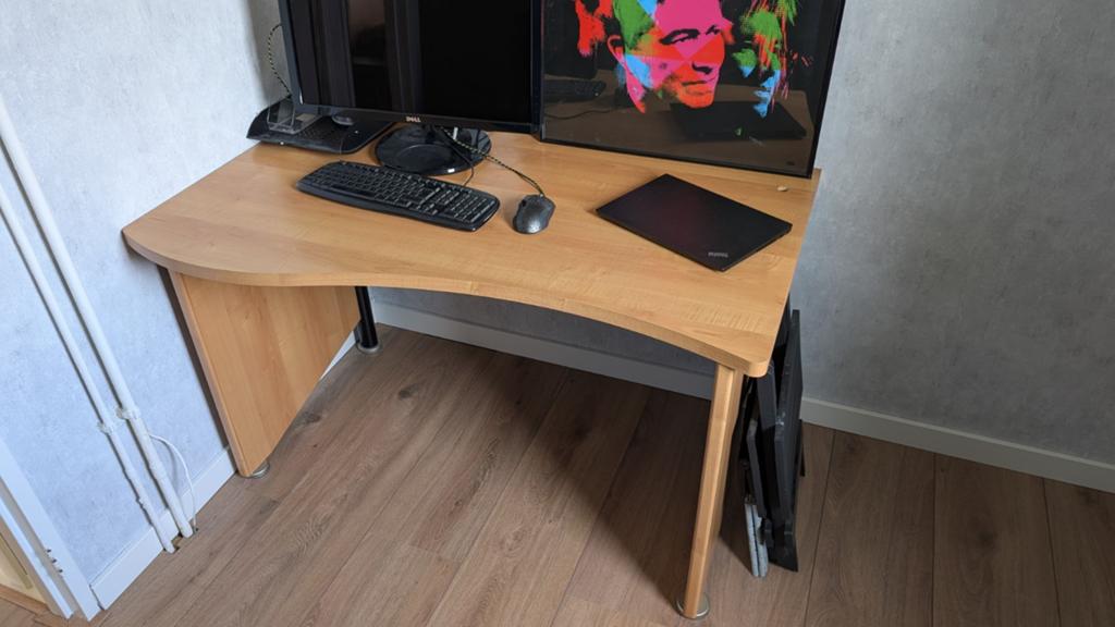 Houten computerbureau met gebogen blad, Ophalen, Gebruikt, Hout, Bruin