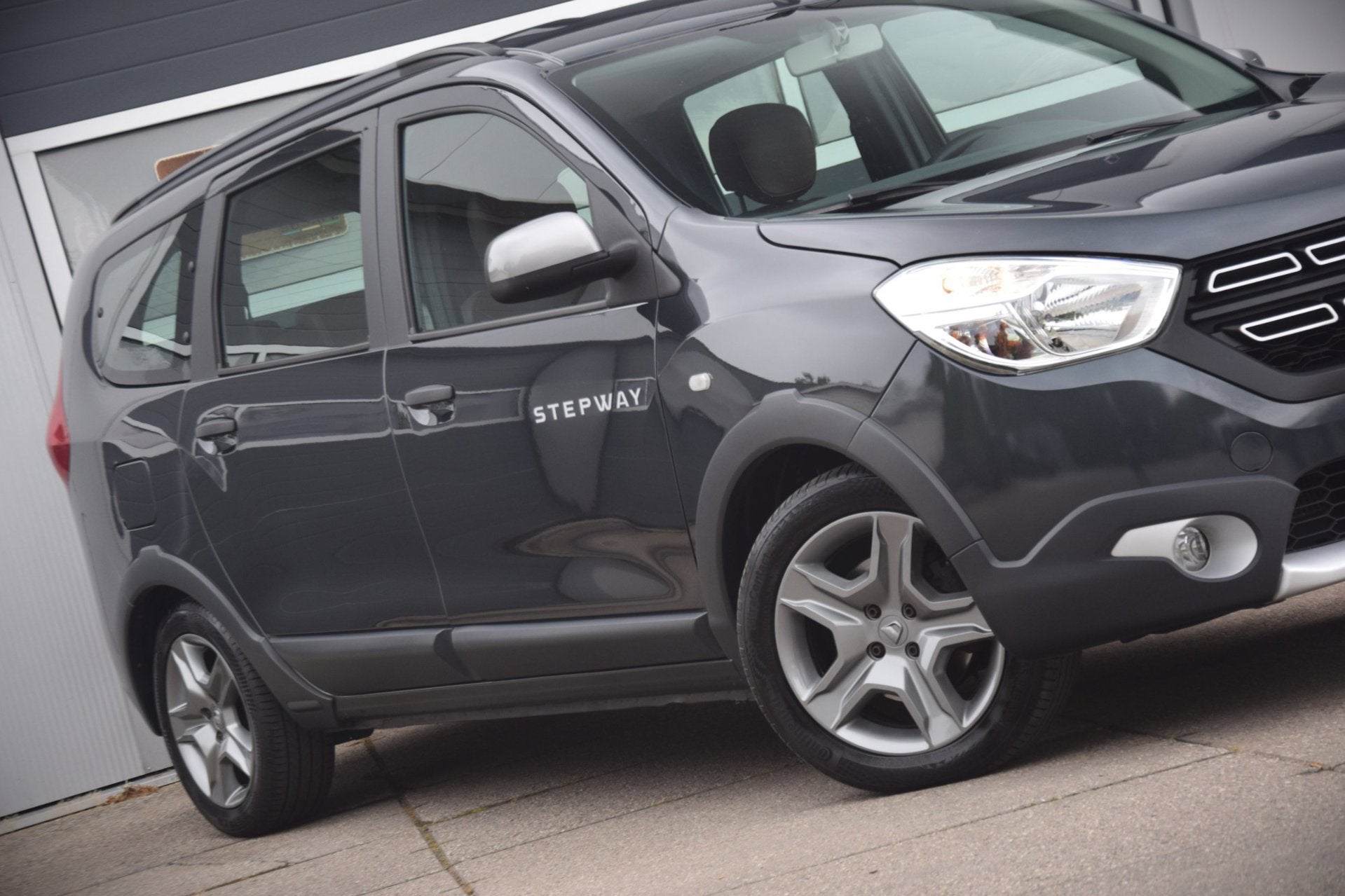 Dacia Lodgy 1.3 TCe Stepway 7p LEDEREN BEKLEDING/TREKHAAK/CA, Auto's, Voorwielaandrijving, Gebruikt, Euro 6, 4 cilinders