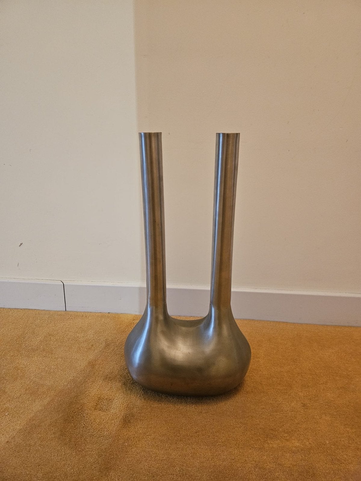 Unieke metalen vaas met dubbele hals, Ophalen