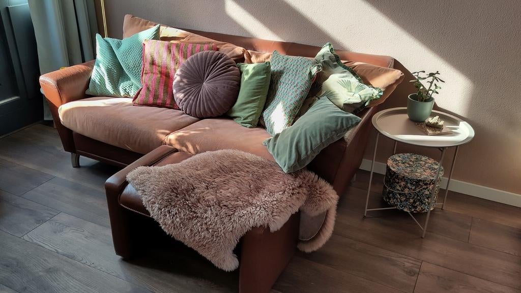 Vintage Leolux bankje terracotta/blush/peach suède en leer, Ophalen, Gebruikt, 150 tot 200 cm, Tweepersoons