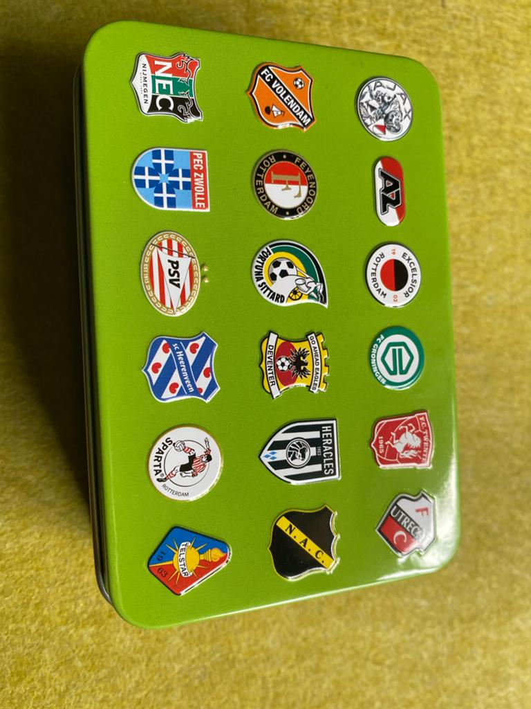 PLUS Sticker verzamelblik met Eredivisie clubplaatjes, Ophalen of Verzenden, Nieuw
