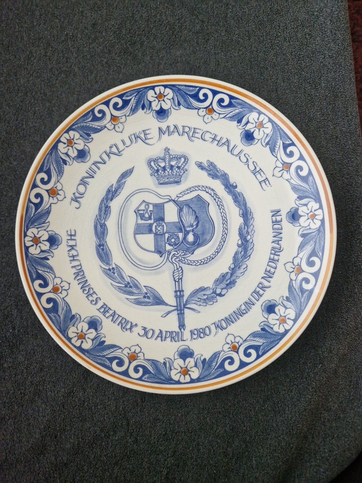 Delfts Blauw bord Koninklijke Marechaussee Beatrix 1980, Ophalen, Marechaussee, Nederland, Embleem of Badge