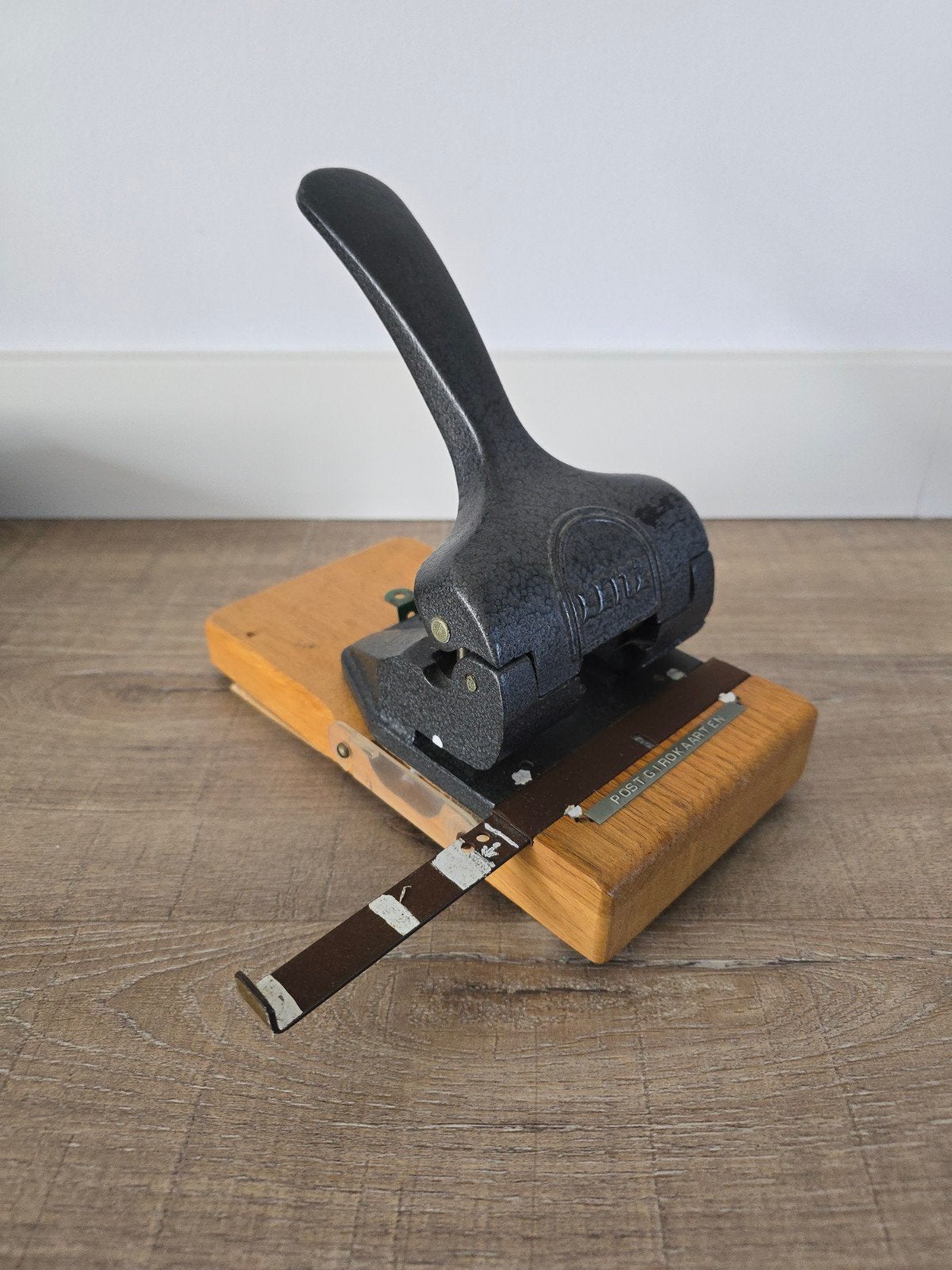 Antieke grote zware LEITZ perforator met handgeschreven gebr, Ophalen of Verzenden