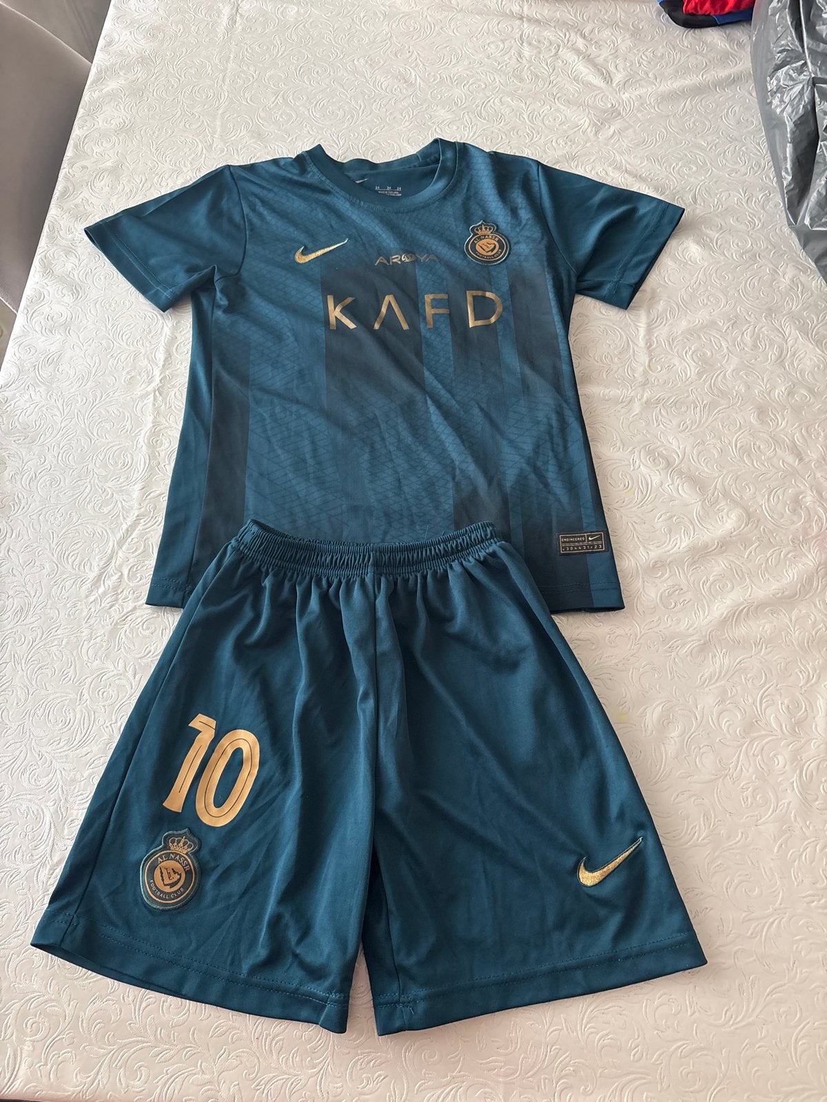 Al Nassr voetbaltenue - Maat 24 (kindermaat), Maat XS of kleiner, Ophalen of Verzenden, Zo goed als nieuw, Set