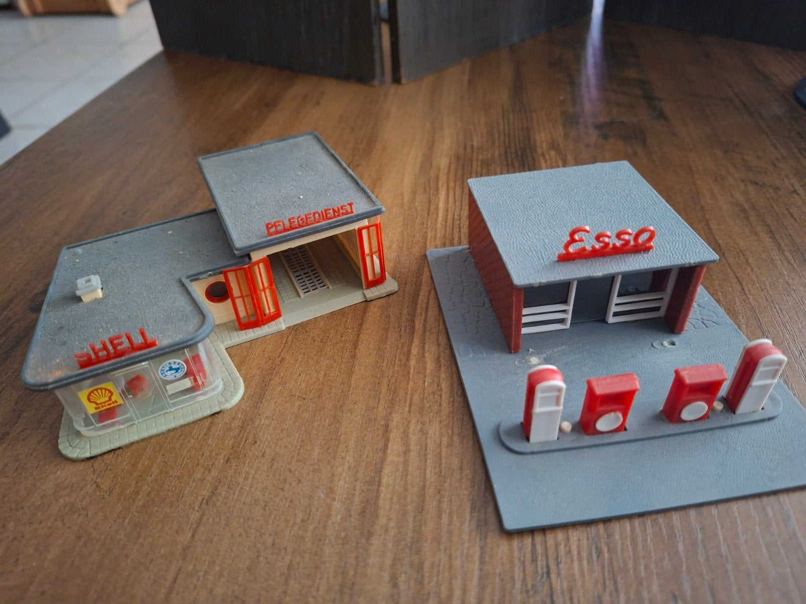 SHELL en Esso tankstation., Ophalen of Verzenden, Gebruikt, Brug, Tunnel of Gebouw