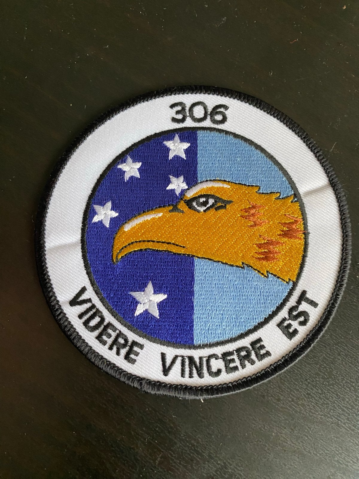 Embleem 306 Squadron Luchtmacht - Videre Vincere Est, Verzamelen, Ophalen of Verzenden, Luchtmacht, Nederland, Embleem of Badge
