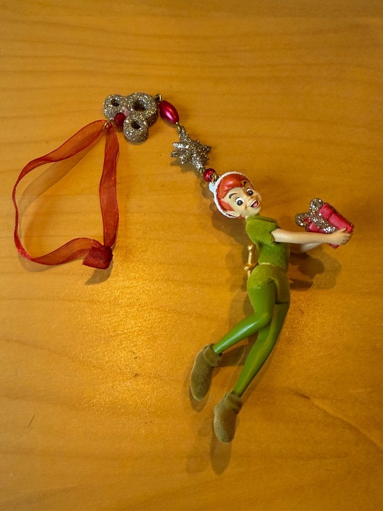 Disney Peter Pan Kersthanger - 10cm, Ophalen of Verzenden, Peter Pan of Pinokkio, Zo goed als nieuw, Beeldje of Figuurtje