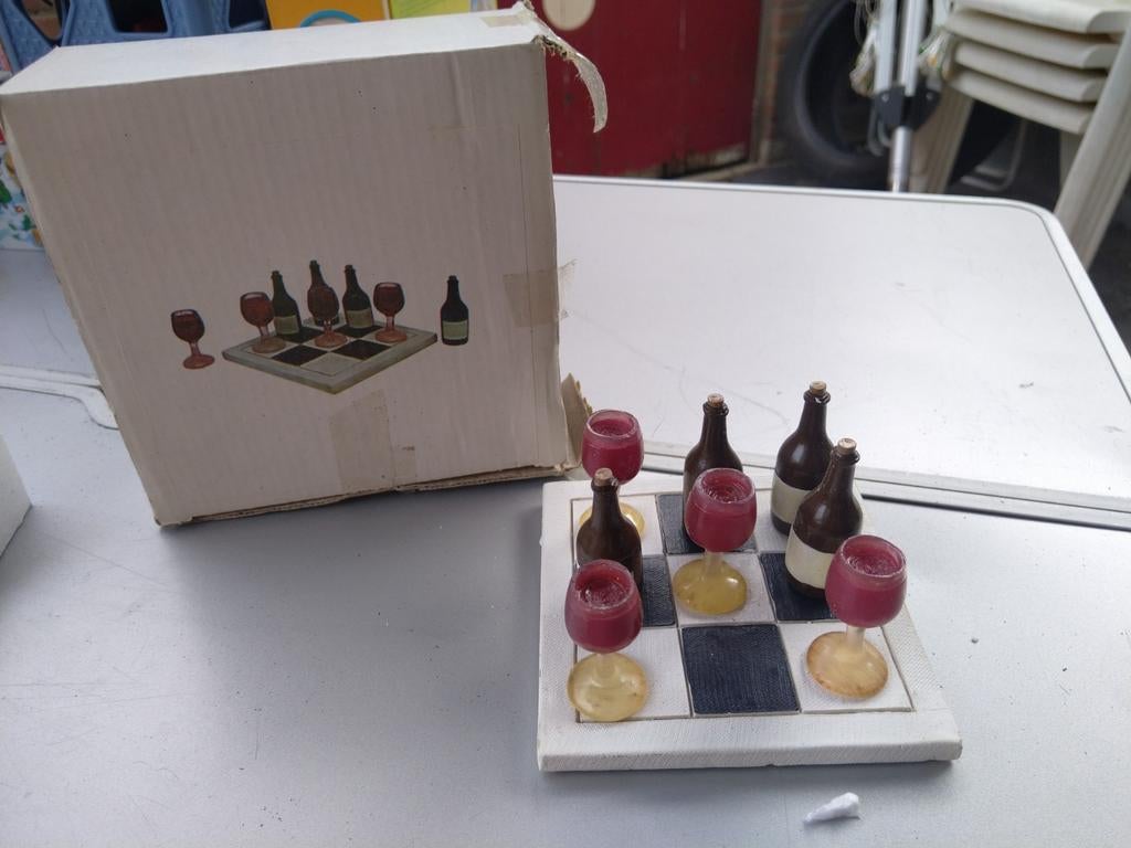 Decoratief schaakbord met wijnflessen en glazen, Hobby en Vrije tijd, Overige Hobby en Vrije tijd, Ophalen of Verzenden, Gebruikt