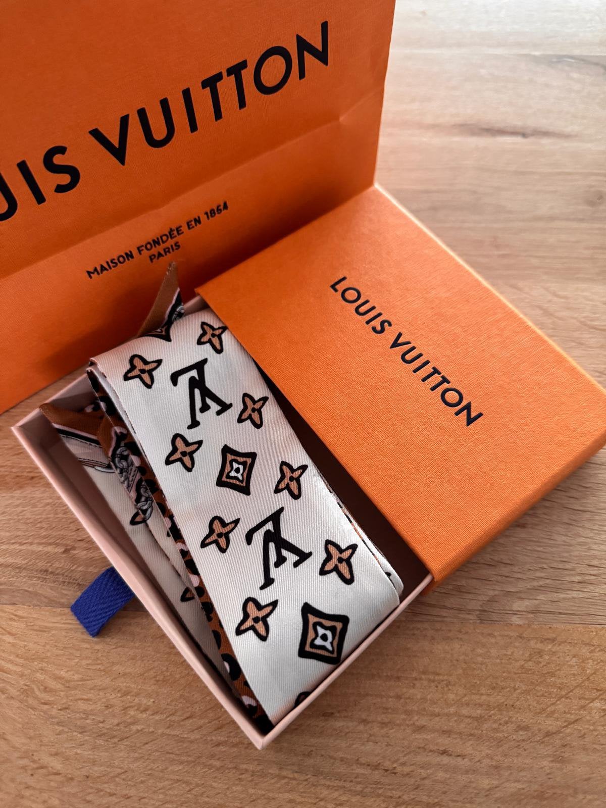 Louis Vuitton monogram bandeaux, Ophalen of Verzenden, Zo goed als nieuw, Sjaal