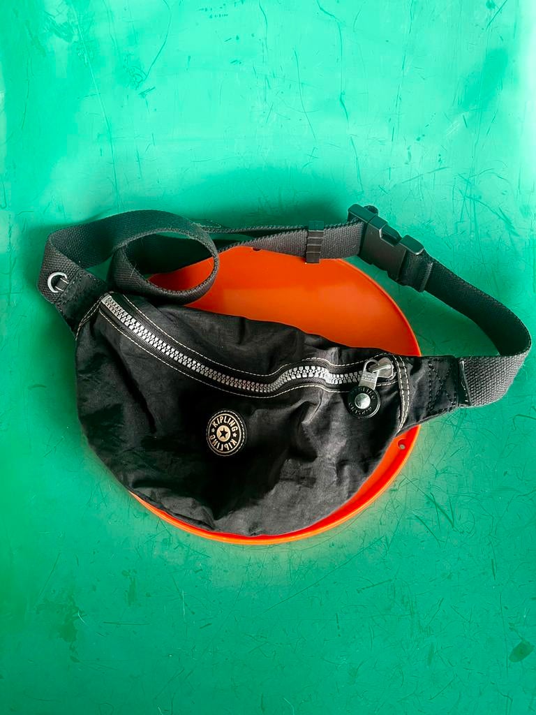Vintage fannypack crossover bag zwart Kipling 90’s, Sieraden, Tassen en Uiterlijk, Tassen | Schoudertassen, Ophalen of Verzenden