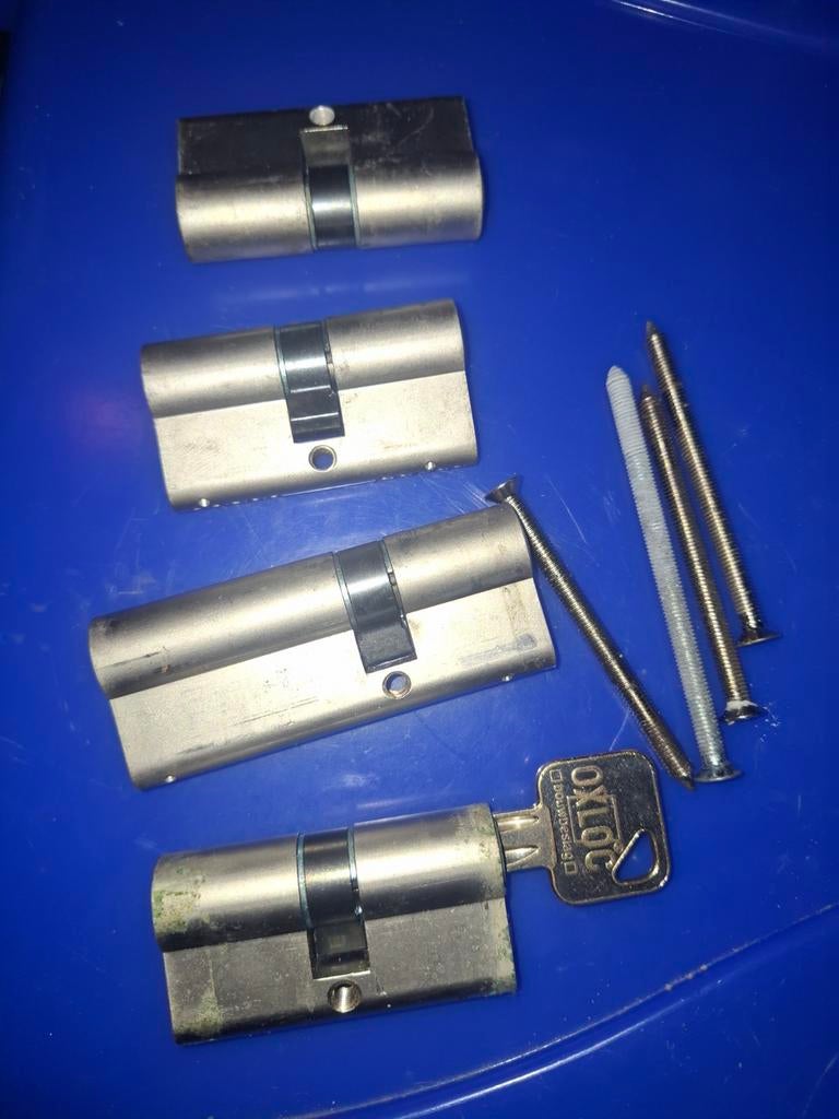Set van 4 cilindersloten met sleutels., Ophalen of Verzenden, Gebruikt, Overige materialen, Slot