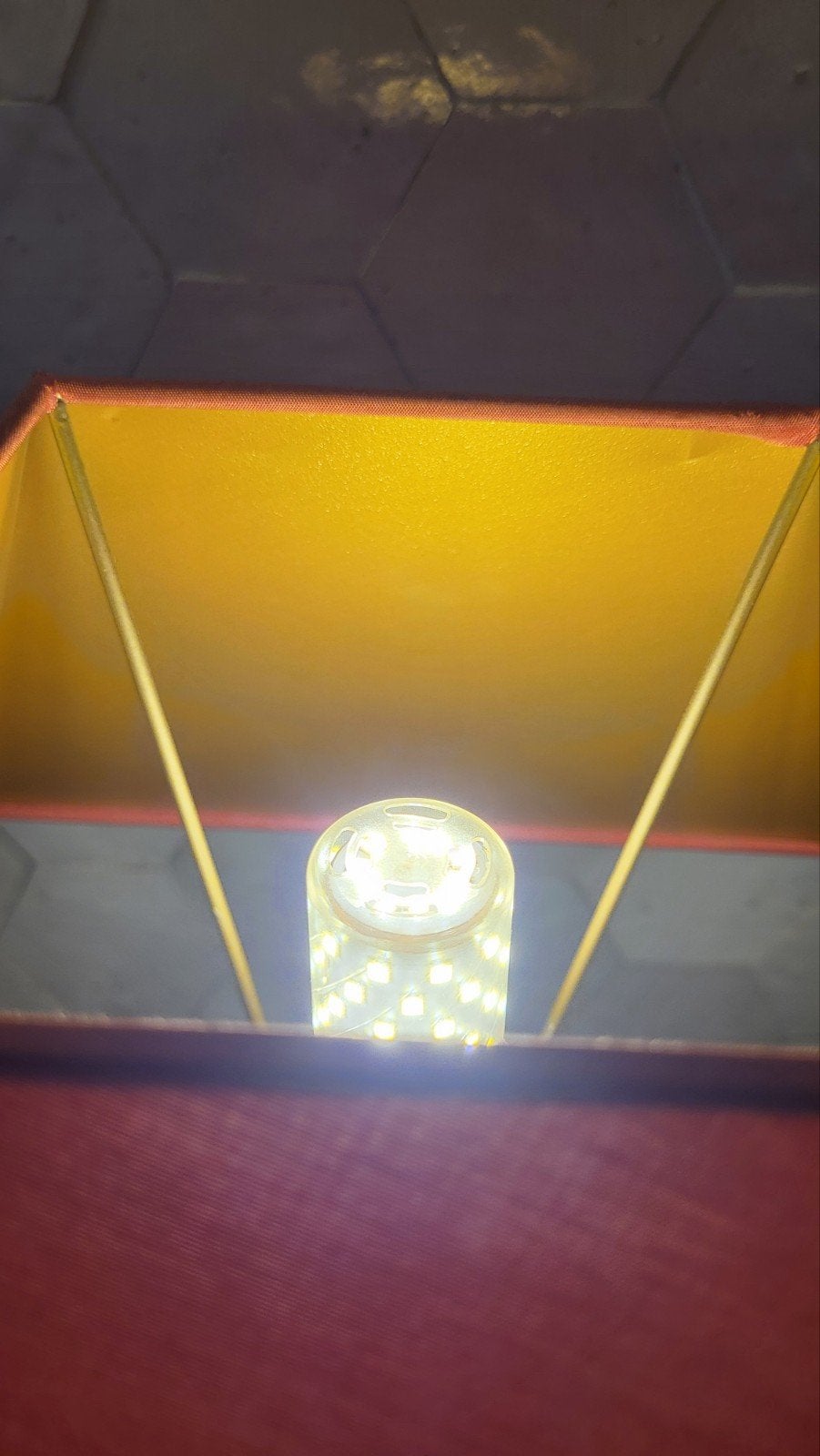 Elegante tafellamp met marmeren voet en rode kap, Ophalen of Verzenden
