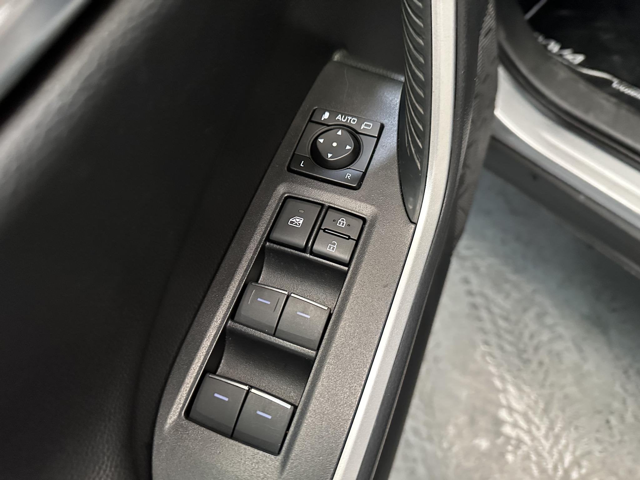 Toyota RAV4 2.5 Hybrid AWD Bi-Tone, Auto's, Gebruikt, Euro 6, 4 cilinders, 2487 cc
