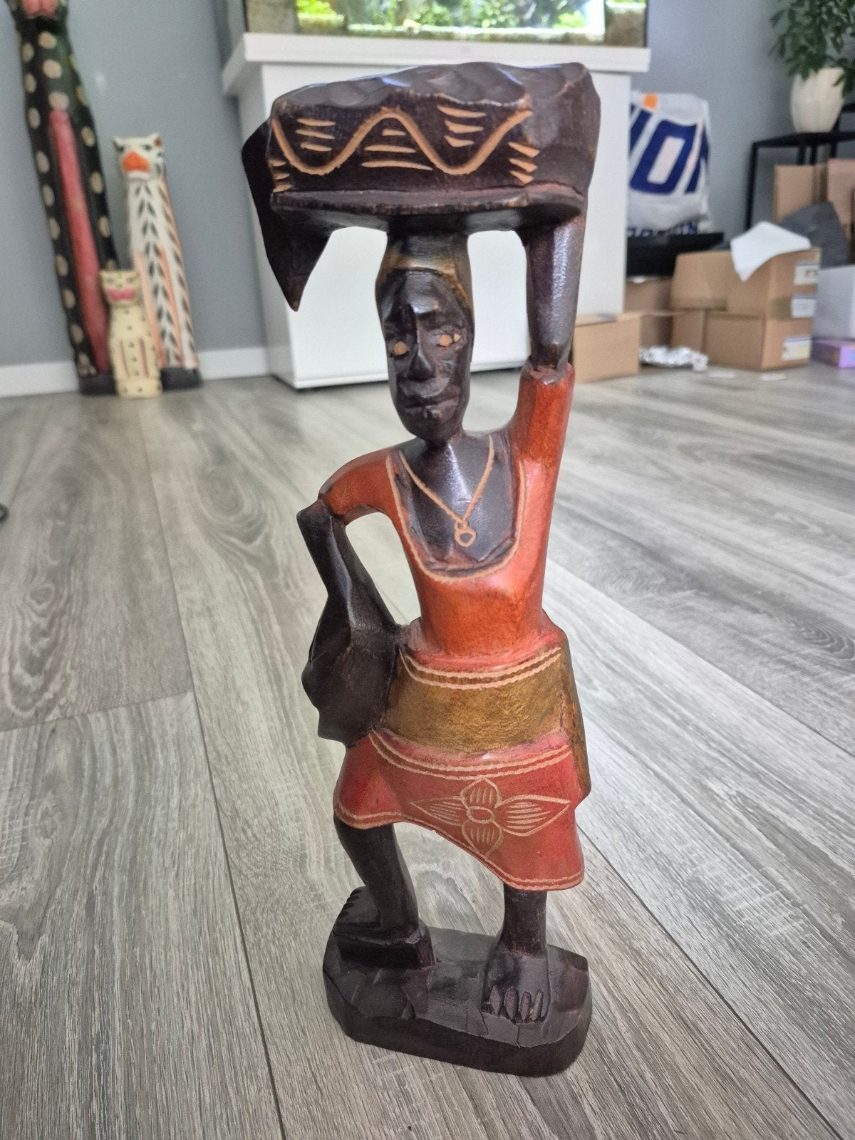 Houten Afrikaans beeld - Vrouw met mand op hoofd, Handgemaakt, Ophalen of Verzenden, 20 - 50 cm, Beeld