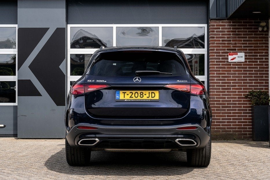 Mercedes-Benz GLC 300 300e 4MATIC AMG Line Premium | Panoram, Auto's, Automaat, Gebruikt, Zwart, 4 cilinders