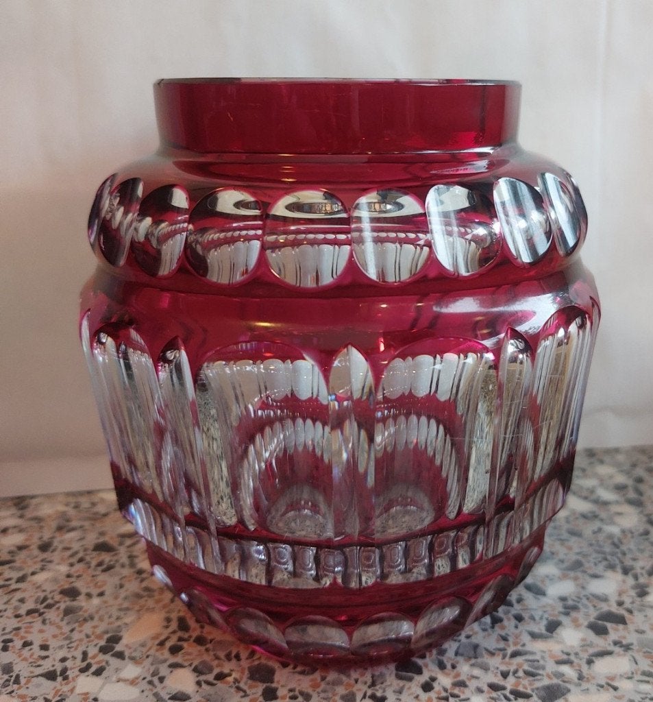 Ronde rood geslepen kristallen vaas Val Saint Lambert, Gebruikt, Ophalen of Verzenden, Glas, 13 cm