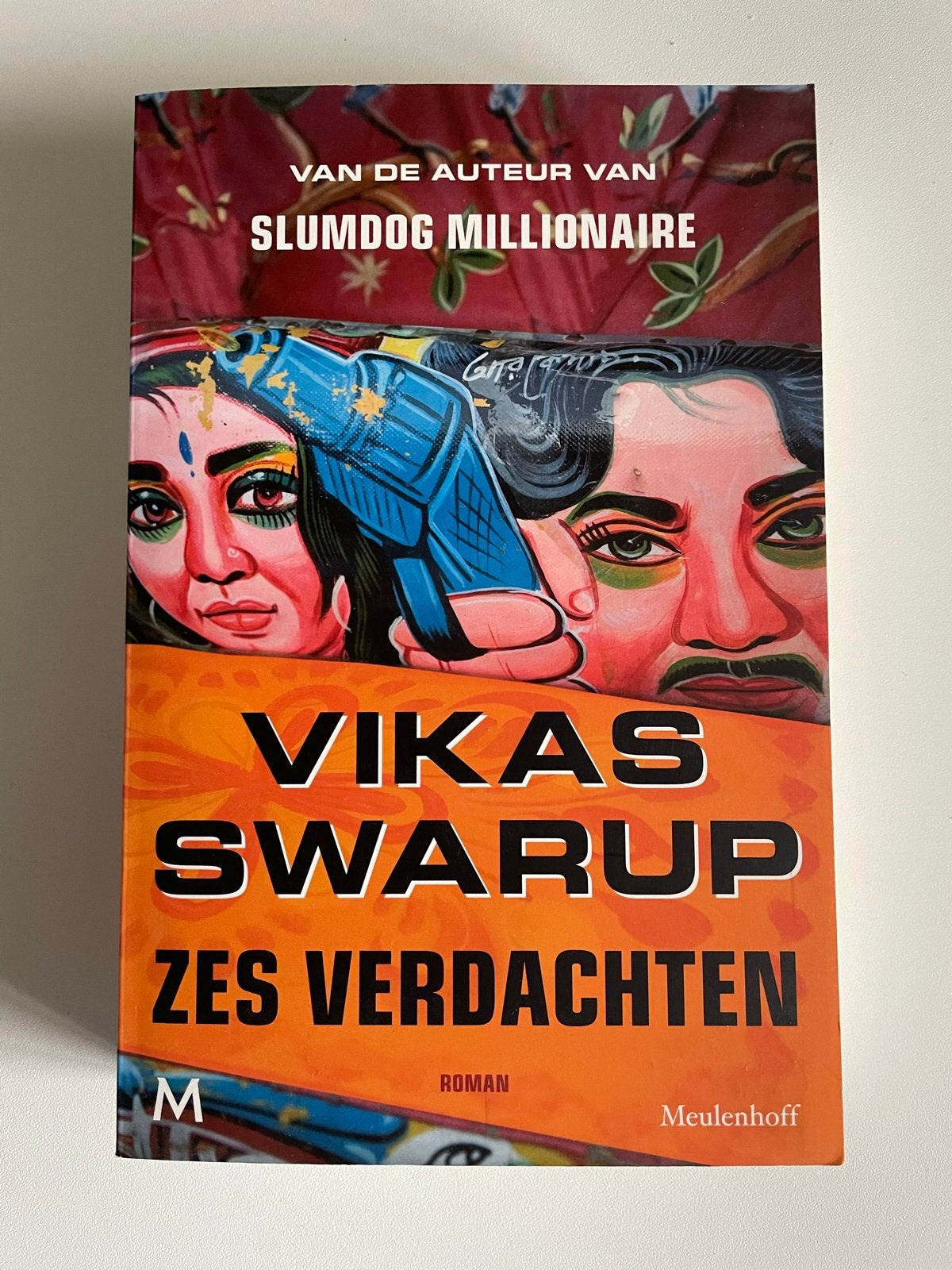Zes Verdachten - Vikas Swarup (Slumdog Millionaire), Ophalen of Verzenden, Zo goed als nieuw, Wereld overig