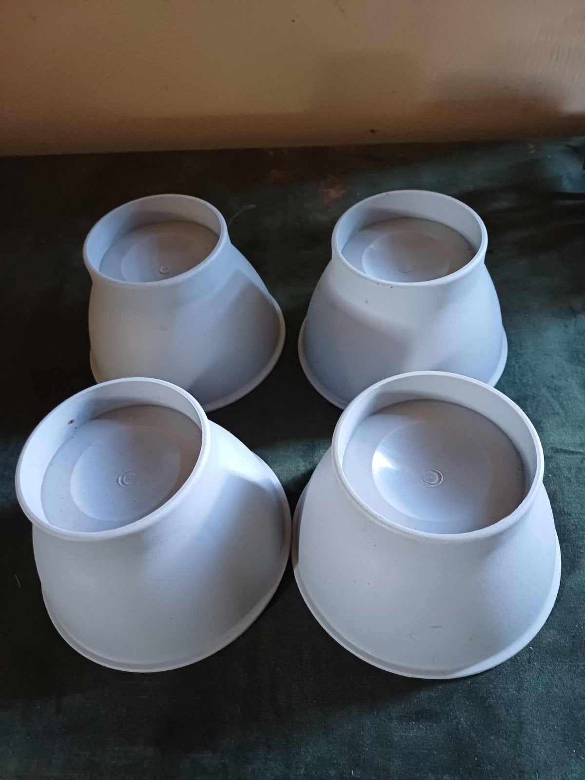 4 stevige  bedverhogers., Ophalen, Zo goed als nieuw, Mdf, Plinten