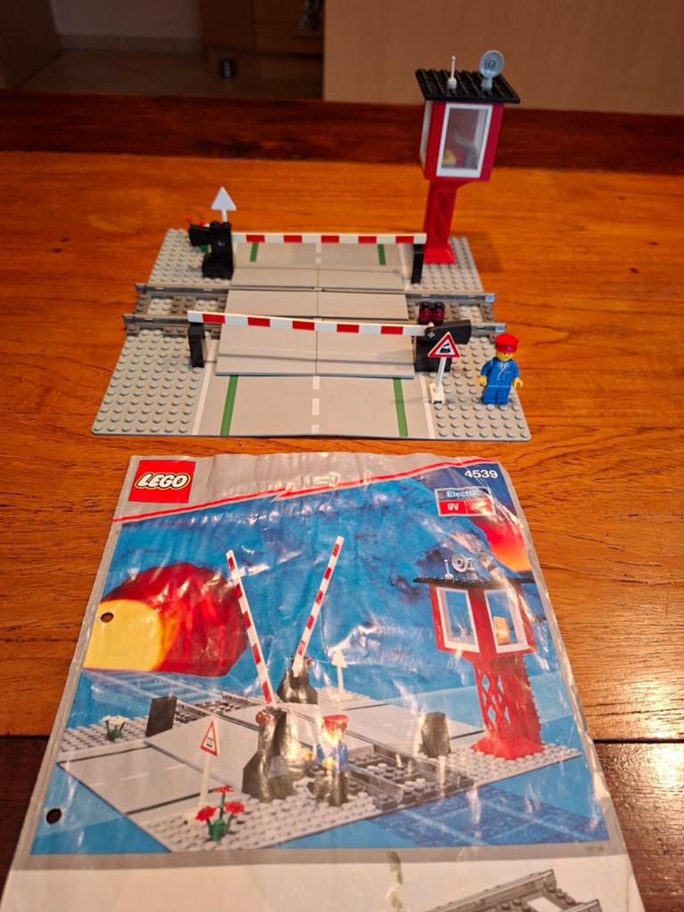 LEGO TREIN 4538 BEWAAKTE-OVERGANG COMPLEET, Lego, Ophalen of Verzenden, Complete set, Compleet