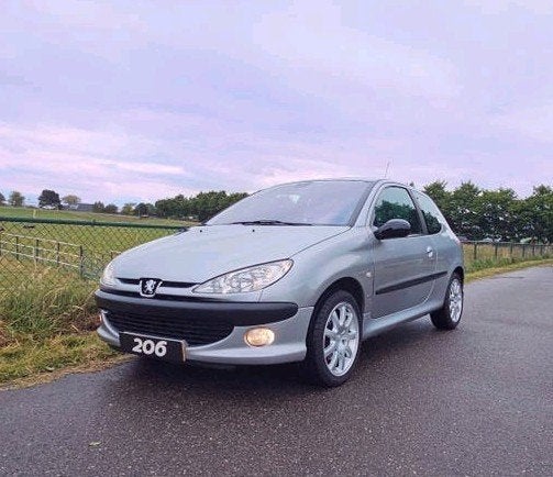 Peugeot 206 2.0 GTI in perfecte staat., 1025 kg, 136 pk, 40 €/maand, Zwart