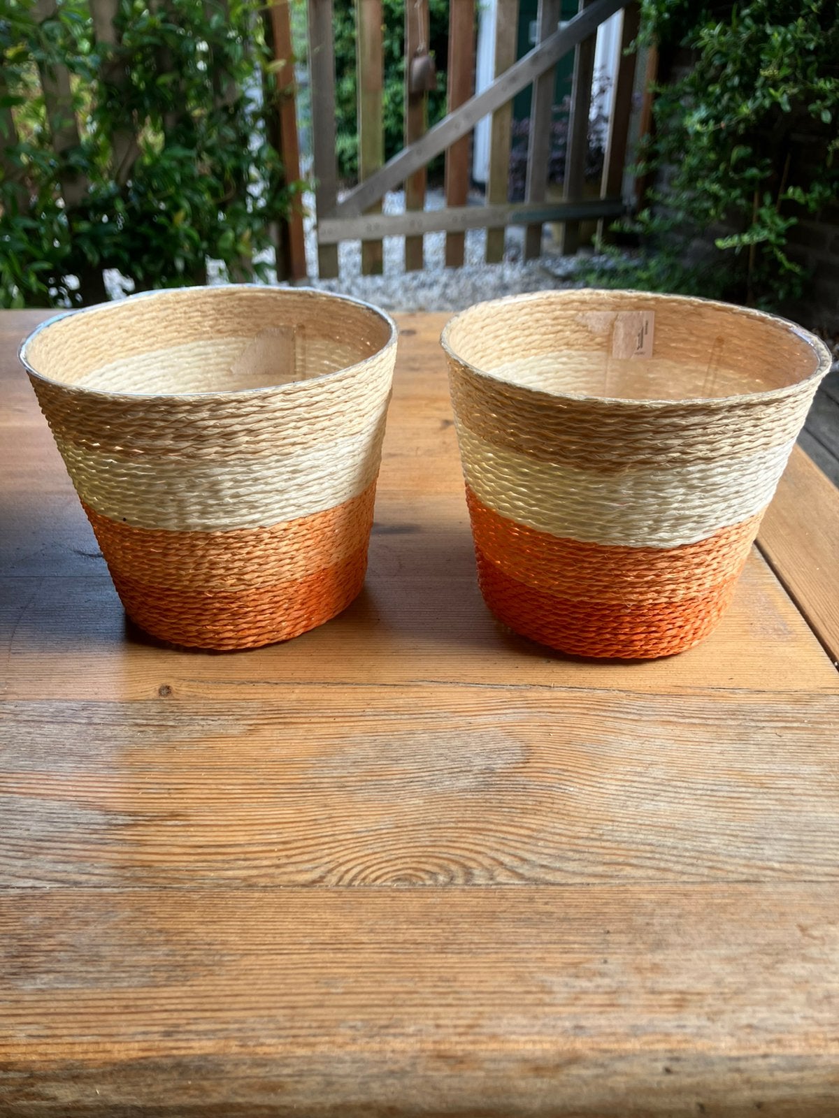 2 bloempotjes - oranje / beige / wit, Ophalen, Rond, Zo goed als nieuw, Aardewerk
