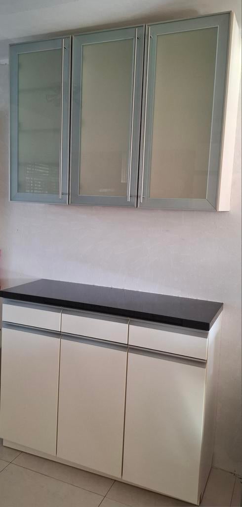 Keuken boven- en onderkasten (beige)met zwart stenen blad, Ophalen, Gebruikt