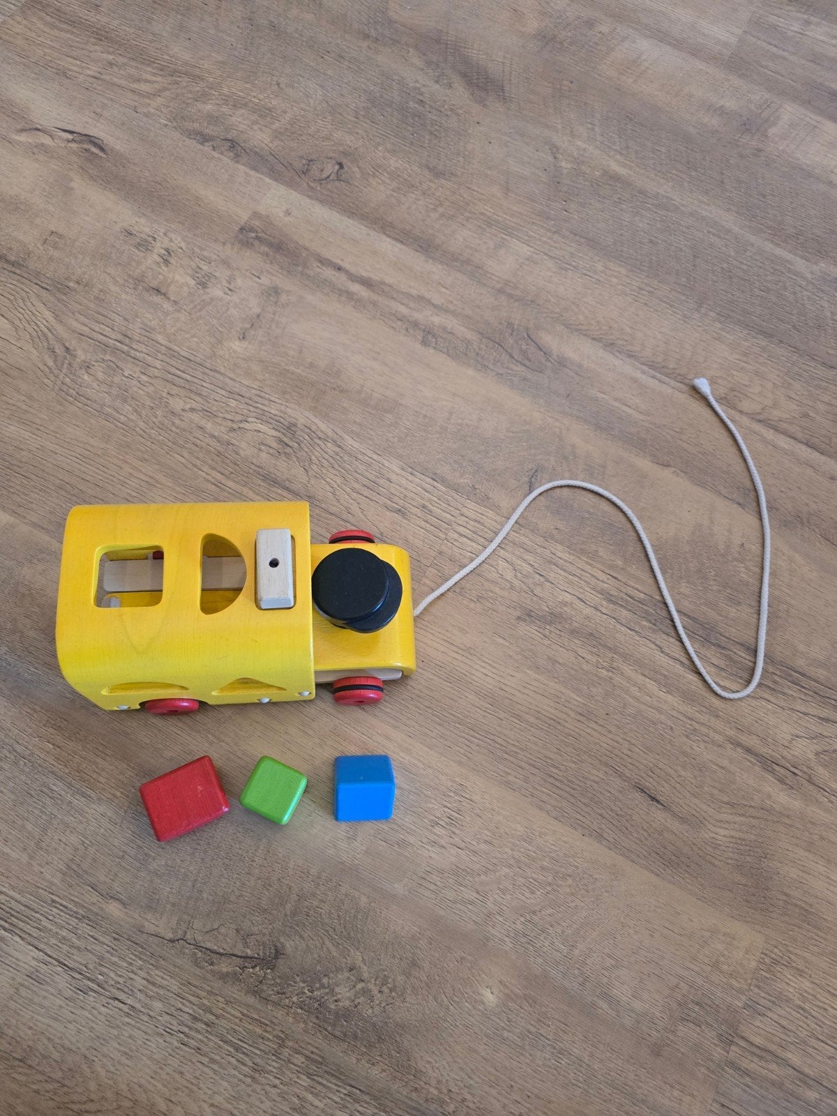 Houten gele bus met vormenstoof en trekkoord, Ophalen, Zo goed als nieuw, Duw- of Trekspeelgoed