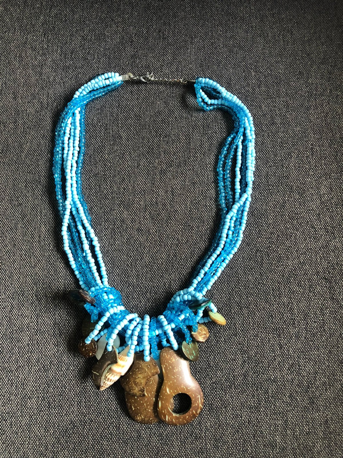 Blauwe ketting met schelpen en stenen lang 58 cm, Ophalen of Verzenden, Zo goed als nieuw, Blauw, Steen of Mineraal