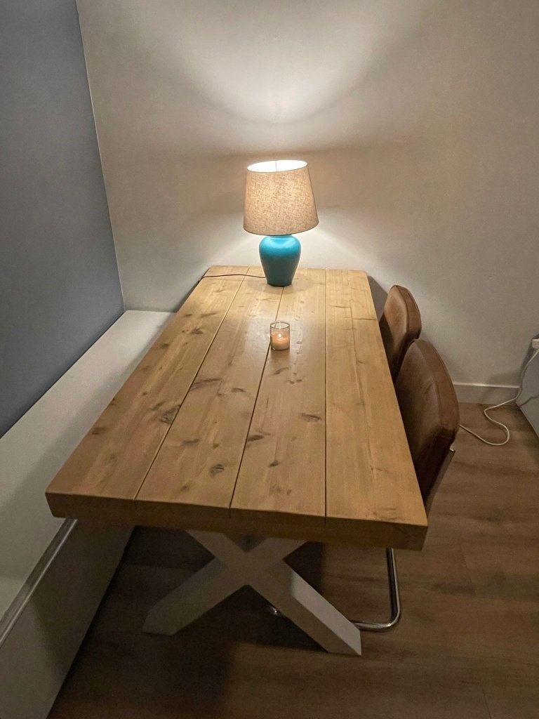 Foto 2 van Sturdy wooden table - houten tafel