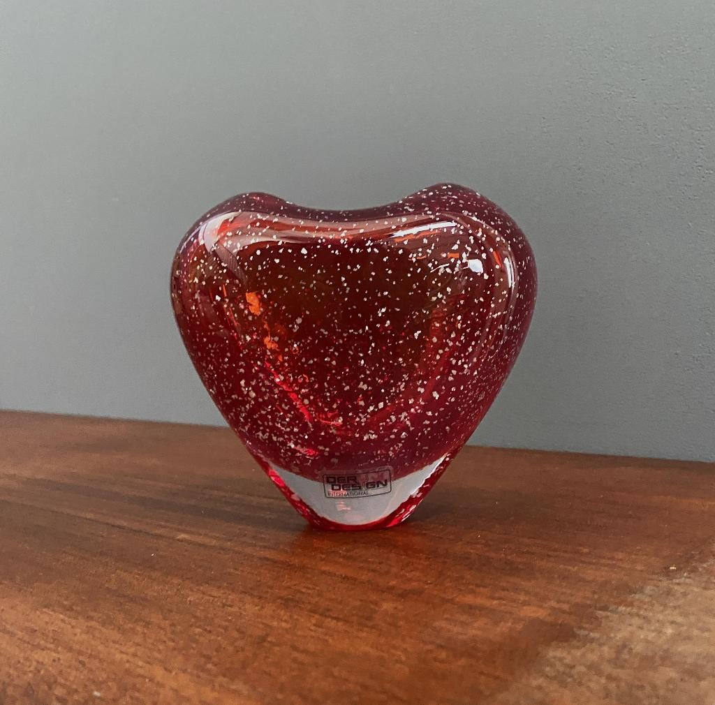 NIEUW Deru Design mond geblazen vaas rood zilverblad spikkel, Huis en Inrichting, Nieuw, Ophalen of Verzenden, Glas, Minder dan 50 cm