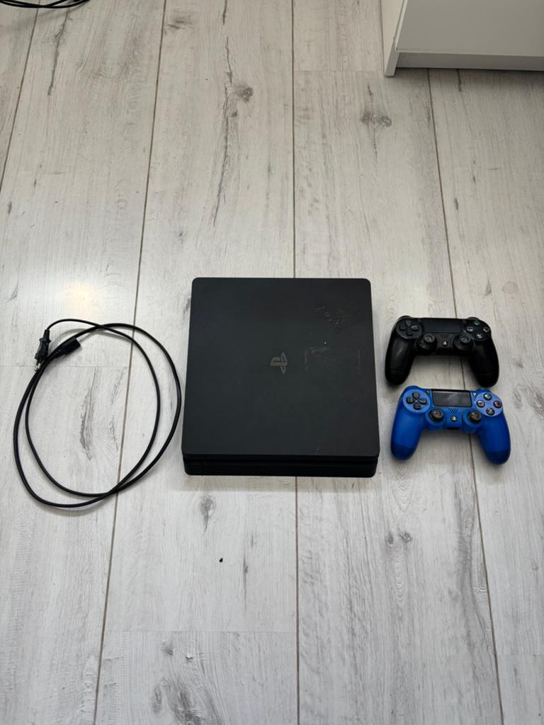PlayStation 4 Slim 500GB met 2 controllers, Spelcomputers en Games, Spelcomputers | Sony PlayStation 4, Met 2 controllers, Ophalen of Verzenden