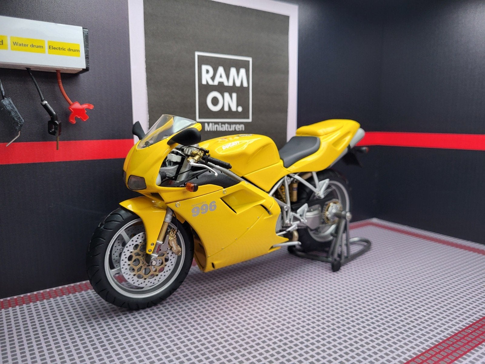 1/12 Ducati 996 Street Version, Ophalen of Verzenden, Zo goed als nieuw, 1:9 t/m 1:12, Motor