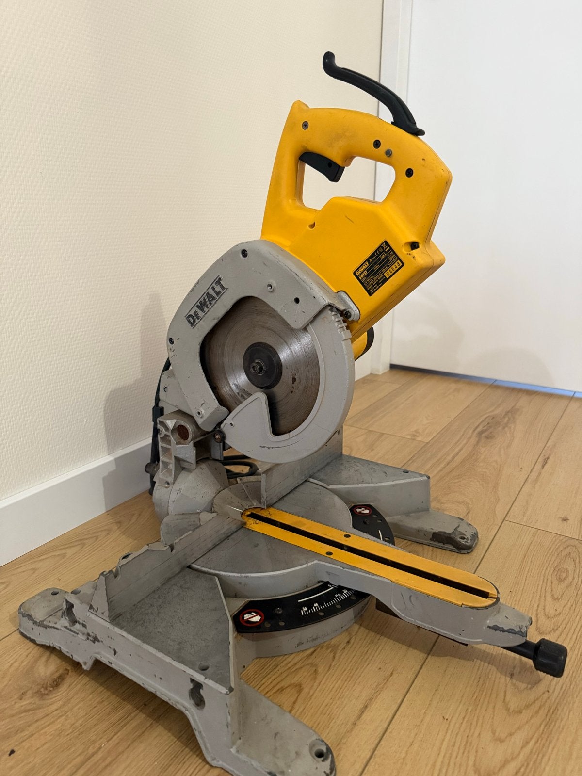 DeWalt DW707 Afkortzaag - Gebruikt maar functioneel, Ophalen, Gebruikt, Afkortzaag, 30 tot 70 mm