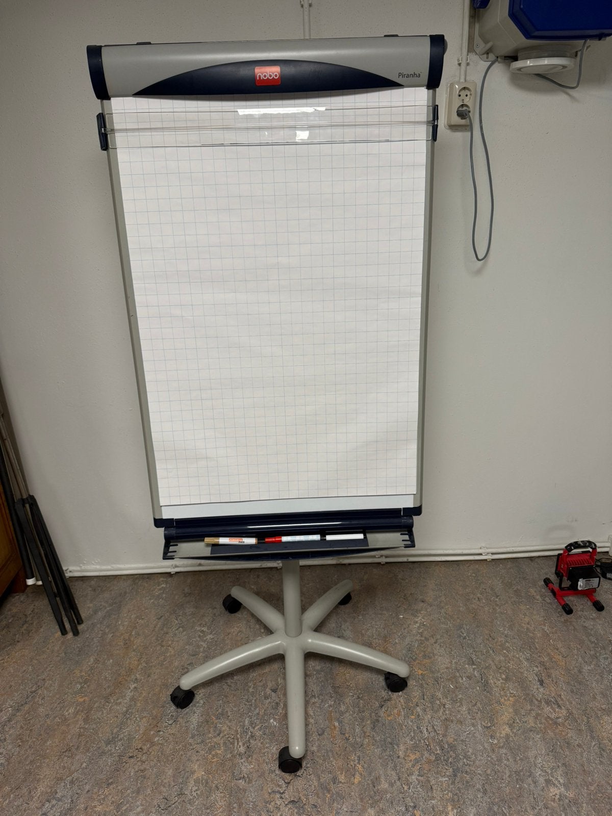 Mobiele Flipover Nobo - Piranha 65x95 (incl. ruitjespapier), Ophalen, Mobiel, Gebruikt, Whiteboard