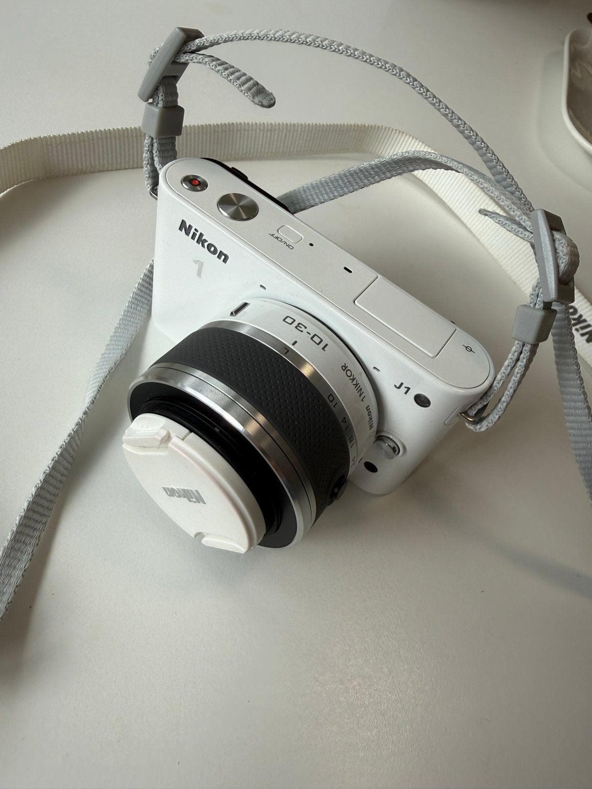 Nikon 1 J1 Systeemcamera Wit met 10-30mm lens, Audio, Tv en Foto, Ophalen of Verzenden, Zo goed als nieuw, 4 t/m 7 keer, Accu