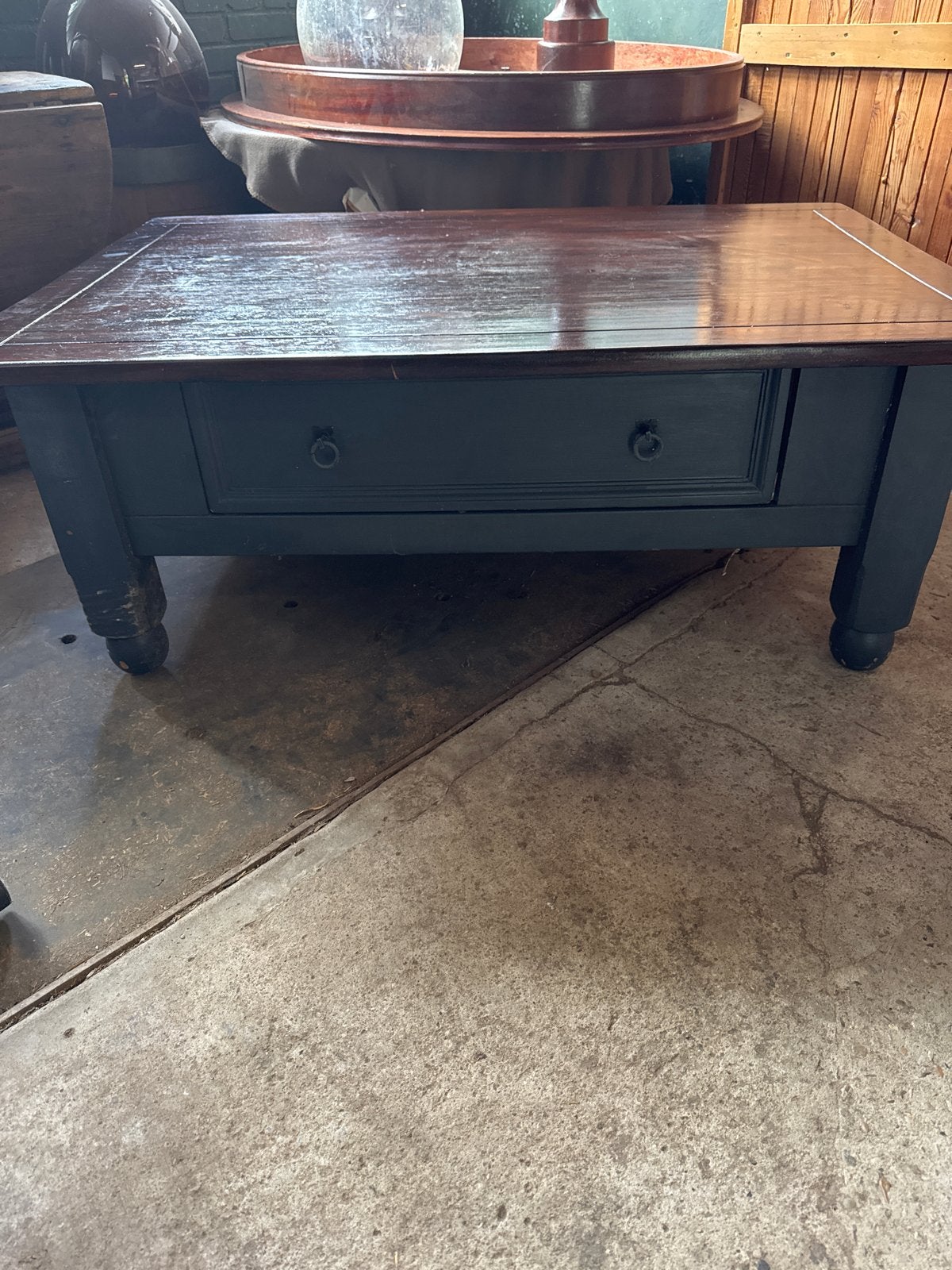 Robuuste salontafel met lade - Donker hout en zwart, Ophalen