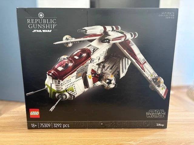 LEGO Star Wars UCS 75309 Republic Gunship (2021)
