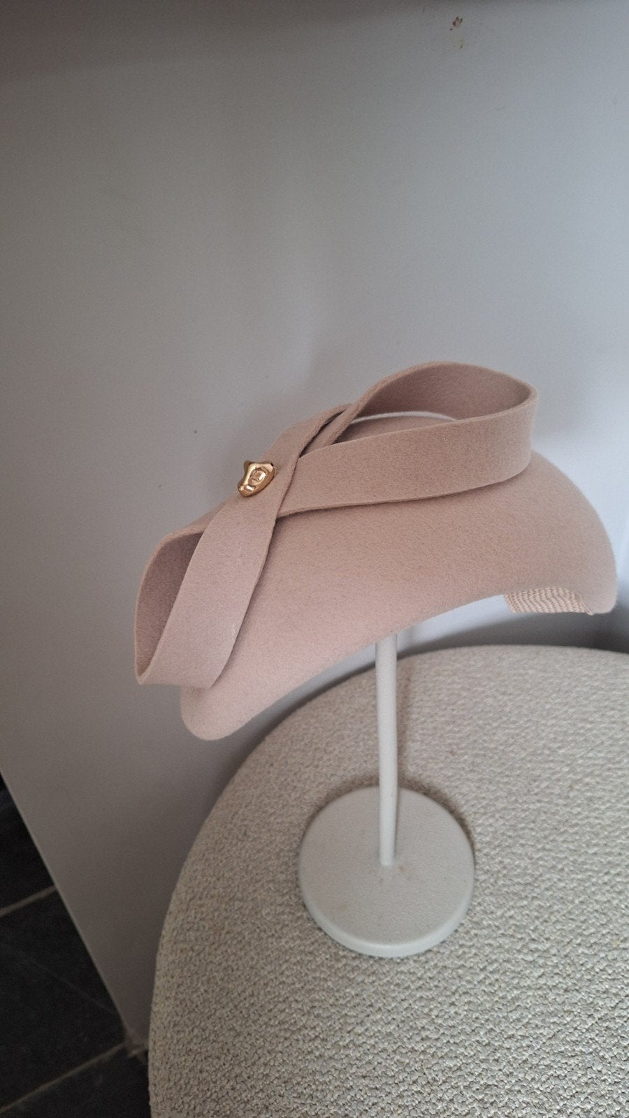 Beige Fascinator Bandeau - Elegant Hoofddeksel, Ophalen of Verzenden, Nieuw, One size fits all, Hoed