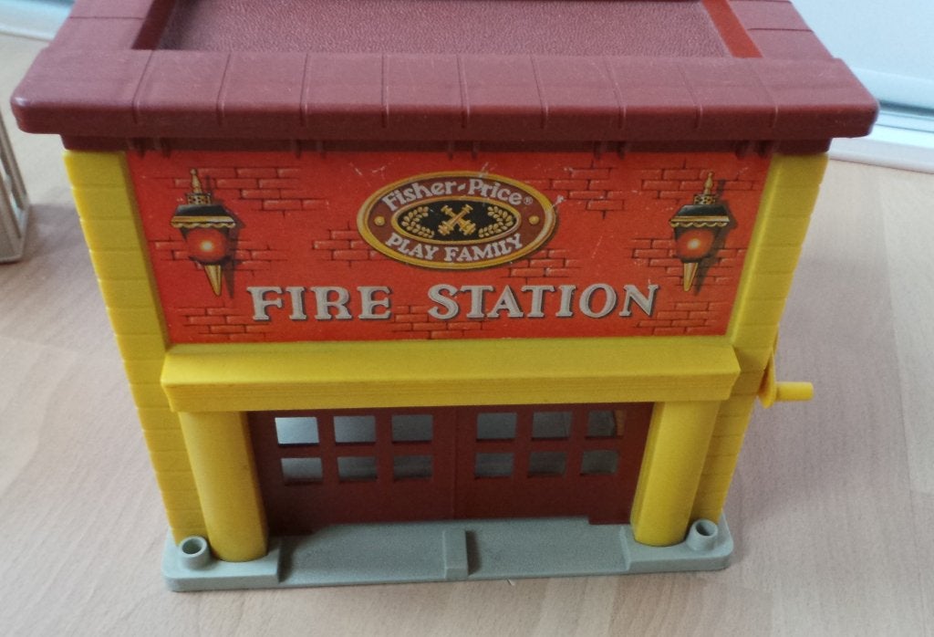 Vintage Fisher Price brandweerkazerne + accessoires € 30, Ophalen, Gebruikt, Speelset, Met geluid