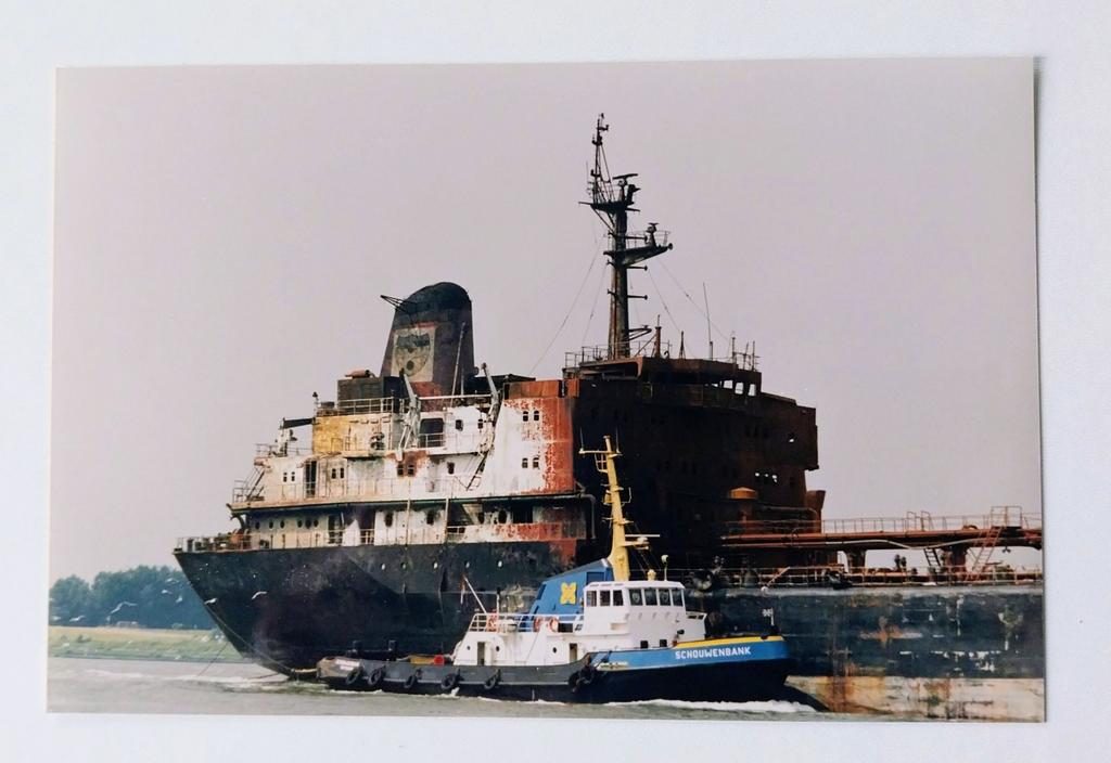 Sleepboot Schouwenbank naast uitgebrande British Trent., Ophalen of Verzenden, Kaart, Foto of Prent